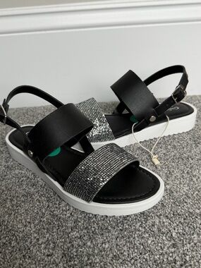 NWT Girls Giulia Palai Sandals